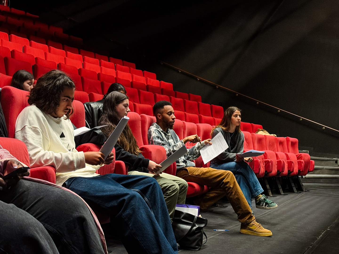 De nombreux ateliers et actions de médiation ont été portés sur le territoire en lien avec les spectacles programmés dans le cadre de la Comédie Itinérante en 25-26 : S’arracher, de Marc Daniau, mis en scène par Noëmie Ksicova (décembre 25) et Entre vos lignes, de Sélène Assaf (mars 2026). Ces projets ont été menés à destination de publics des champs scolaire et social. À titre d’exemple, deux interprètes du spectacle S’arracher, Jacques-Joël Delgado et Marie Moly, membres de la Jeune troupe, se sont rendus